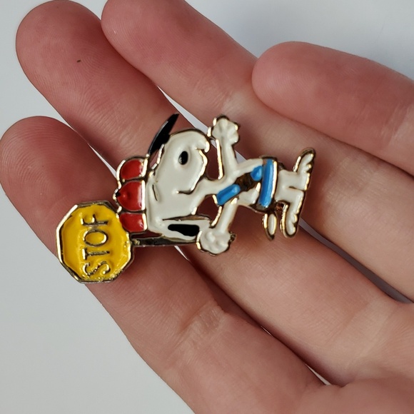 Crossing guard snoopy pin - Picture 2 of 5